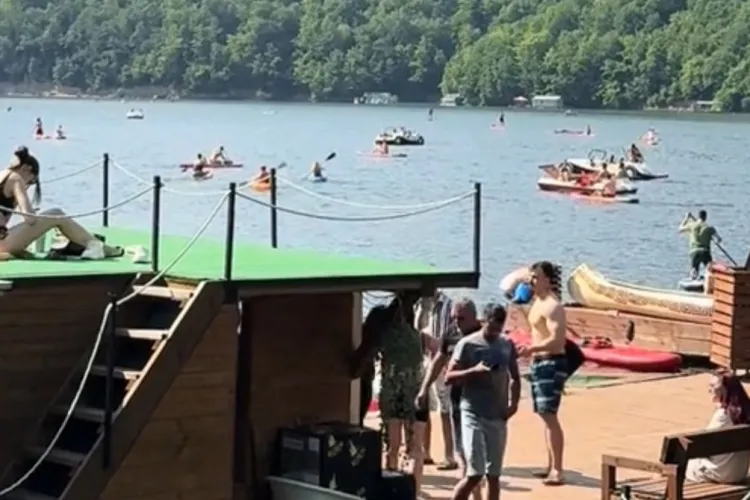 Dovada că ardelenii sunt cei mai inventivi români: Clujenii au transformat Tarnița în stațiune de vară cu plajă, leagăne și bărci VIDEO