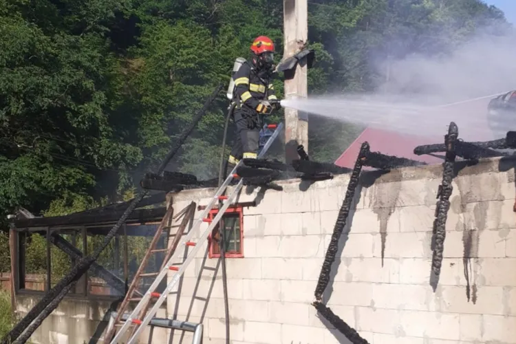 Incendiu în Cluj, pompierii s-au luptat zeci de minute cu flăcările. Două autospeciale și o ambulanță SMURD au fost trimise în ajutor