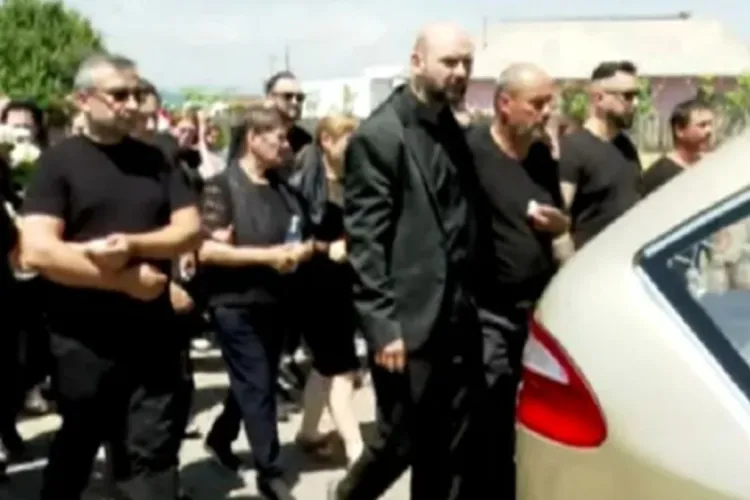 Imagini cutremurătoare de la înmormântarea Teodorei Marcu, tânăra însărcinată ucisă de fostul iubit. Sute de oameni au condus-o pe ultimul drum 