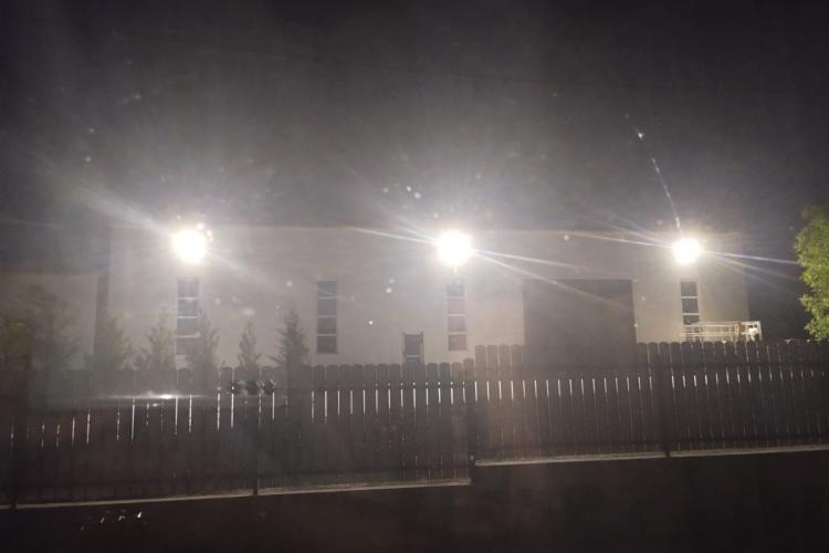 Clujenii din Apahida scoși din minți noaptea de luminile unei hale industriale: „Nici în dormitor nu mai avem liniște. Parcă avem reflector în pat” VIDEO