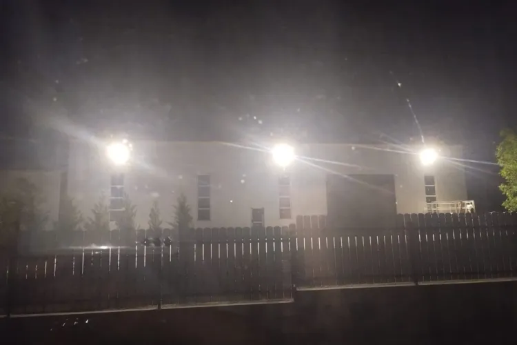 Clujenii din Apahida scoși din minți noaptea de luminile unei hale industriale: „Nici în dormitor nu mai avem liniște. Parcă avem reflector în pat” VIDEO