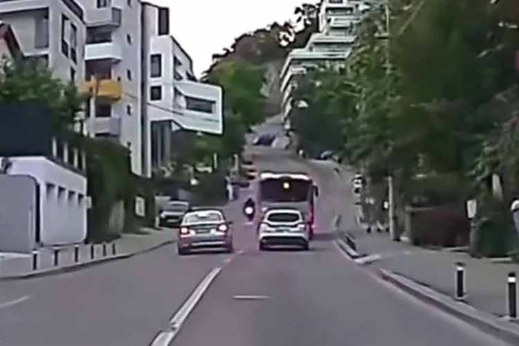 Cluj: Un BMW a intrat în depășire în timp ce din sens opus venea un motociclist. Ce a făcut acesta pentru a-și salva viața VIDEO