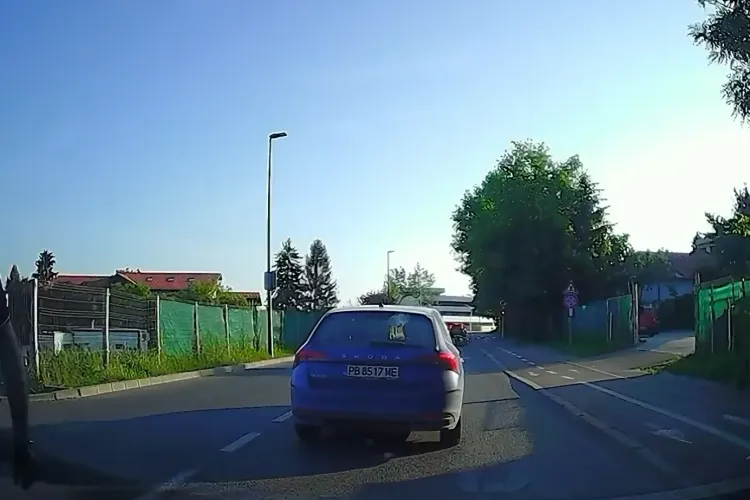 VIDEO Incident în trafic în Cluj! Șofer agresiv a speriat o mămică cu două fetițe: A depășit pe trecerea de pietoni, a oprit brusc și s-a dat jos la ele