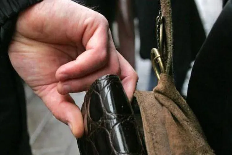 Unei tinere studente i-a fost furat portofelul în centrul Clujului, iar acum apelează la comunitate: „Nu valorează mult, dar pentru mine înseamnă tot”