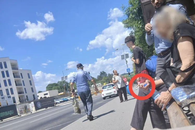 Scandal într-o stație de autobuz din Cluj: O femeie a devenit agresivă după ce i s-a atras atenția că fumează ilegal!