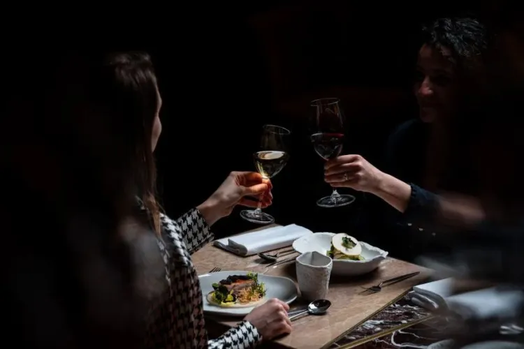 Clujenii sunt invitați să ia masa pe întuneric: Un concept nou de socializare, menit să ofere o experiență cu totul unică. Unde și când va avea loc