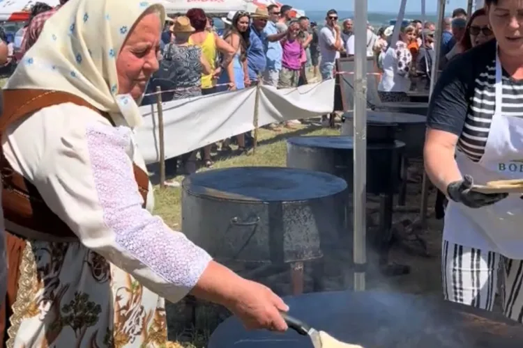 Apariție de senzație la Festivalul Plăcintelor de la Bobâlna! Îndrăgita bunică din Cluj s-a pus pe făcut clătite, spre deliciul spectatorilor VIDEO