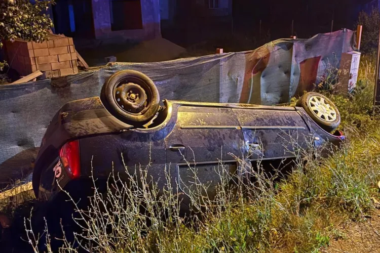 Accident rutier grav noaptea trecută în Cluj:  Un bărbat și o femeie au fost răniți, după ce mașina în care se aflau s-a rasturnat în șanț FOTO