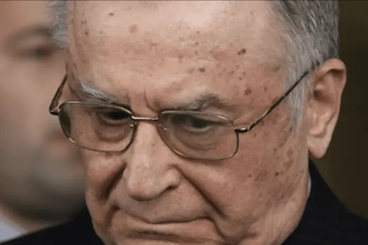 Ion Iliescu, din nou pe masa de operație! Fostul președinte, în stare gravă, internat la terapie intensivă