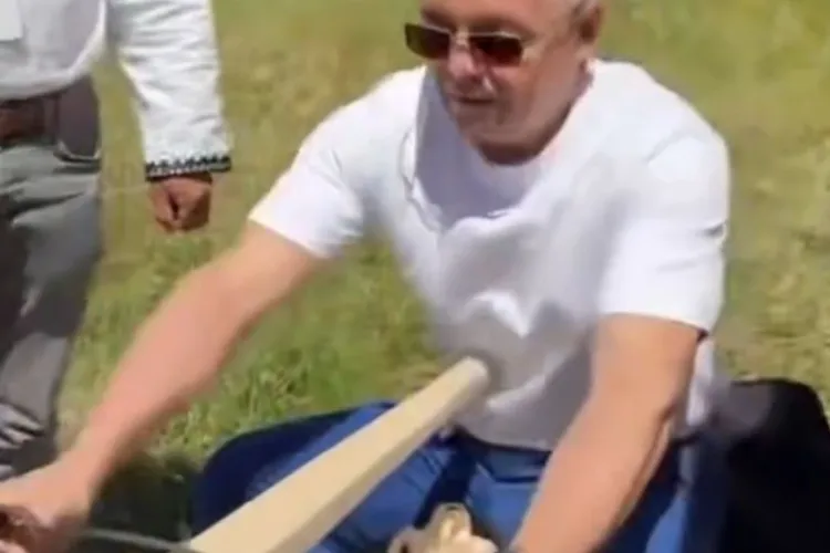 Emil Boc are talente ascunse: Primarul Clujului a fost surprins în timp ce...sculptează lemnul. A pus mâna pe o unealtă veche de 100 de ani VIDEO