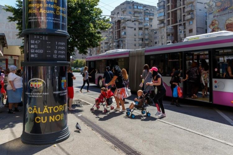 Clujenii cer conducerii CTP să dezvolte stațiile de autobuz din oraș. Oamenii se plâng că nu au unde se ascunde de soare