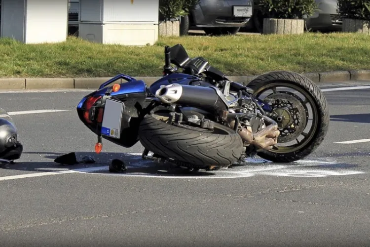 Accident grav în Cluj-Napoca: Două motociclete făcute praf, un bărbat de 40 de ani zace rănit grav pe asfalt!