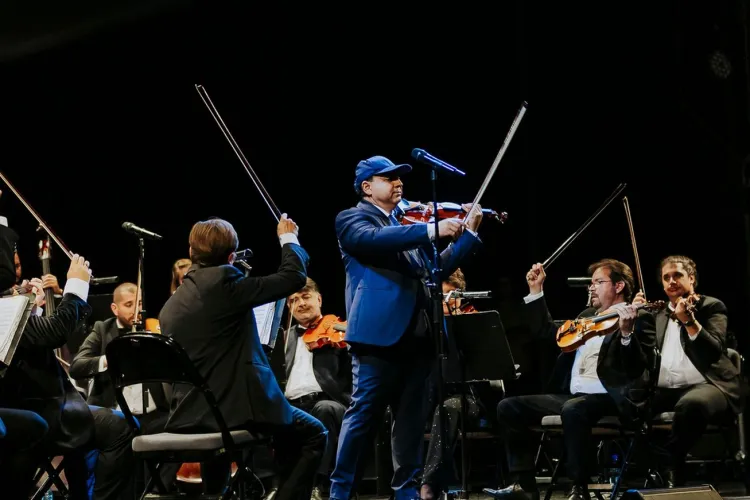 Un artist faimos a cântat la Cluj-Napoca pentru oamenii necăjiți din Praid. „S-au strâns 37.000 de lei din încasări, banii vor fi donați”