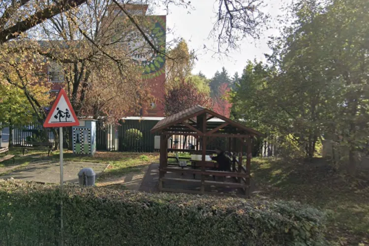 Parc transformat în toaletă publică, lângă o școală din Cluj! Locuitorii reclamă mizerie, miros insuportabil și lipsă de siguranță