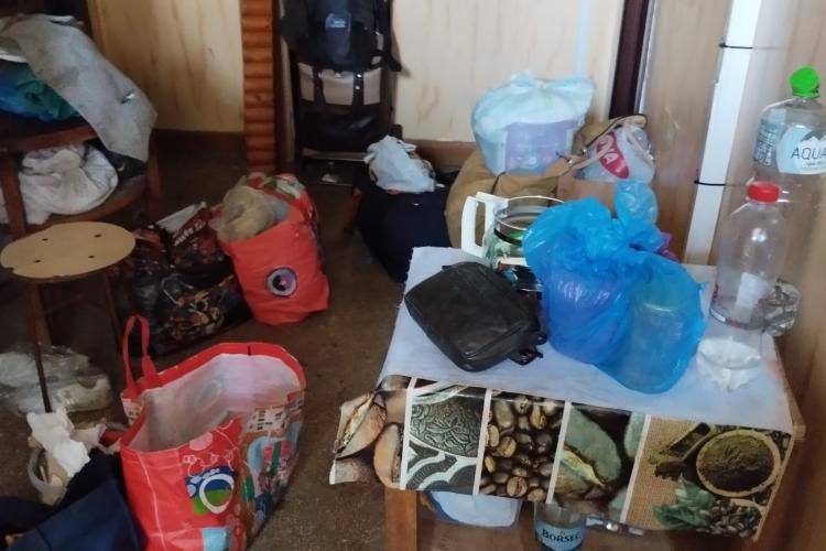 O locatară a transformat casa scării în locuință! Mormane de gunoaie și gândaci, evacuate de fiul ei după intervenția Poliției Locale FOTO