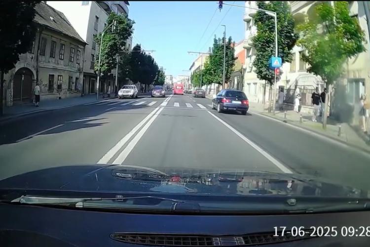 Tupeu cât cuprinde la volan, în Cluj: Doi șoferi trec pe roșu: ”Legea e pentru fraieri. Dacă nu sunt pietoni pe trecere, roșul e opțional” VIDEO