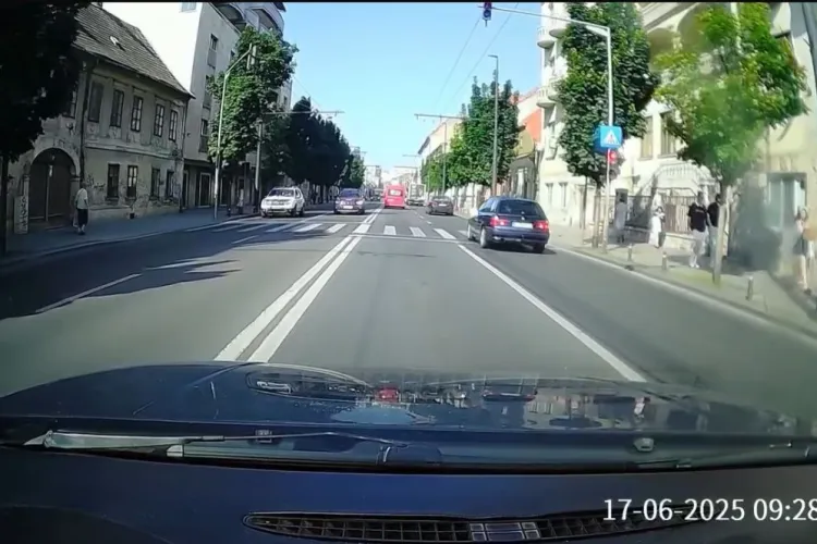 Tupeu cât cuprinde la volan, în Cluj: Doi șoferi trec pe roșu: ”Legea e pentru fraieri. Dacă nu sunt pietoni pe trecere, roșul e opțional” VIDEO