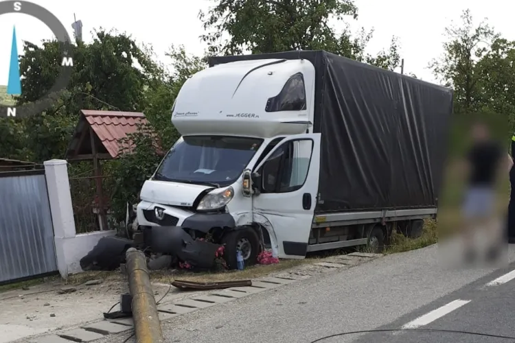 Un camion a fost implicat într-un accident care a blocat întreaga șosea în Cluj – Șoferul de 45 de ani a fost dus la spital FOTO