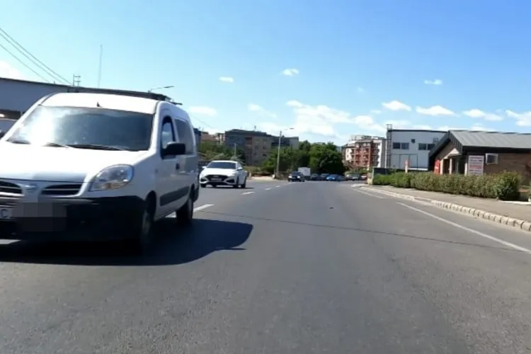 Un șofer din Cluj era să trimită un motociclist pe lumea cealaltă, acum o oră: „Dacă nu trăgeam de ghidon, intra direct în mine”-VIDEO Camera de Bord 