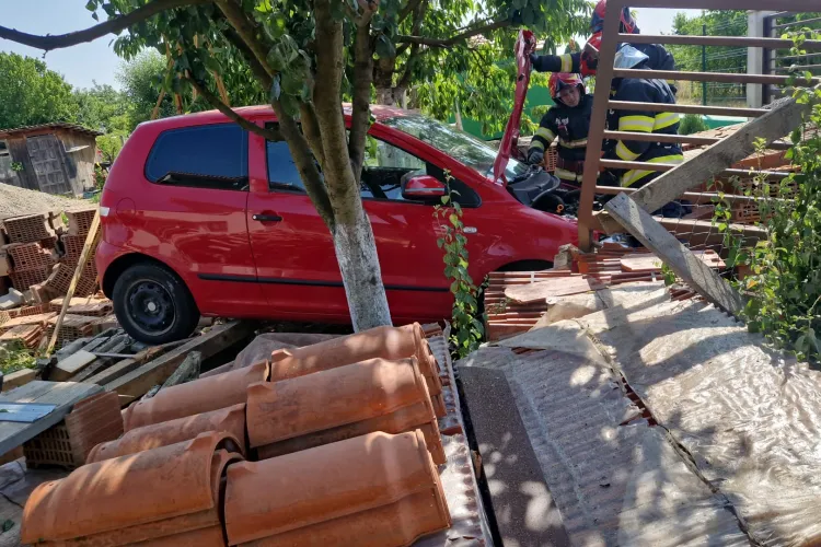 Cluj: Accident spectaculos în Turda! O mașină a ieșit de pe drum și a intrat într-o curte. SMURD a intervenit de urgență 
