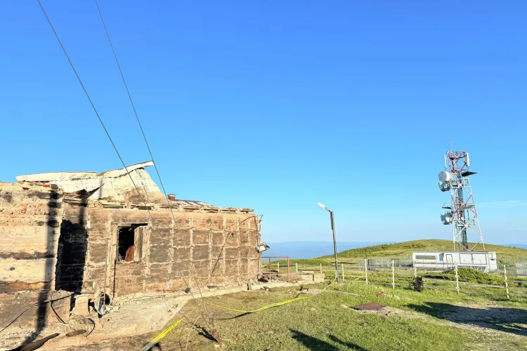 Imagini care-ți taie respirația de la Stația Meteo Vlădeasa! S-a ales praful după incendiul devastator 