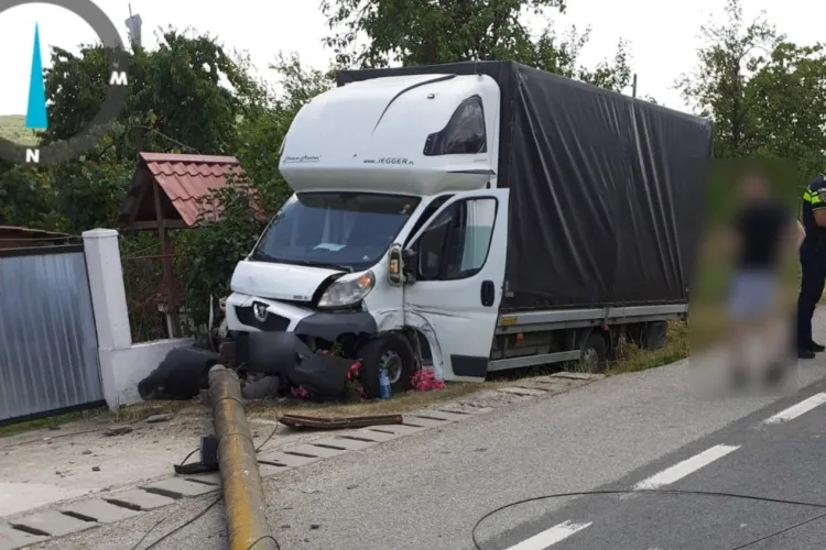 Accident Cluj : Un camion a dărâmat un stâlp și a „aterizat” în șanțul de pe marginea drumului. Șoferul a fost transportat de urgență la spital FOTO