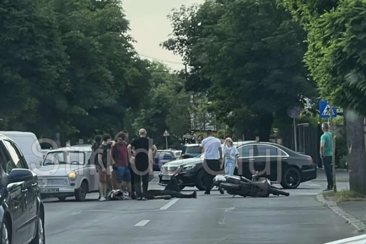 Accident pe strada Albini intersecție cu Albac din Cluj, în urmă cu puțin timp. Motociclist de 25 de ani rănit, întins pe carosabil FOTO/VIDEO