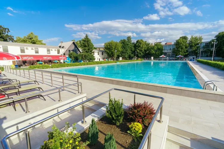 Ștrandul Clujana s-a redeschis oficial! Temperatură de 27°C în bazin și prețuri ca în 2024 – Clujenii pot veni la relaxare zilnic, de la 8 la 20