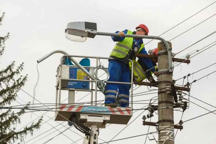 Panou luminos scandalos într-un cartier din Cluj. Locuitorii acuză poluare vizuală și cer reducerea intensității: „Nu suntem în Las Vegas!”