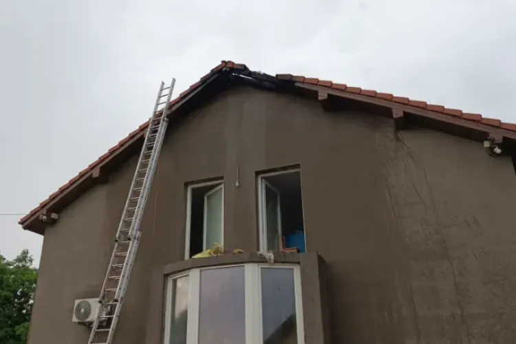 O casă din Cluj a fost cuprinsă de flăcări după ce a fost lovită de FULGER! Pompierii au intervenit de urgență 