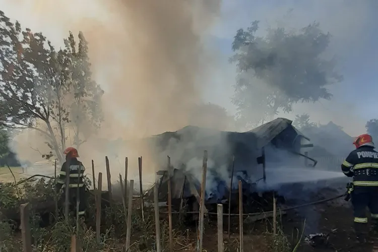 Incendiu de proporții la Cluj! Sere întregi, la un pas să fie rase de pe fața pământului, după ce clădirea în care erau pompele de irigații a luat foc FOTO