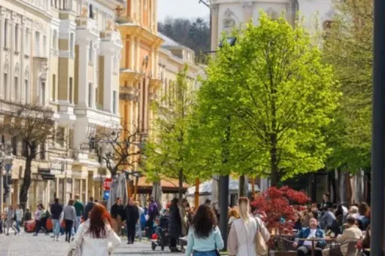 Atmosferă calmă, cer lipsit de nori și temperaturi echilibrate: Cum se simte începutul verii în Cluj-Napoca și câte grade vor fi astăzi