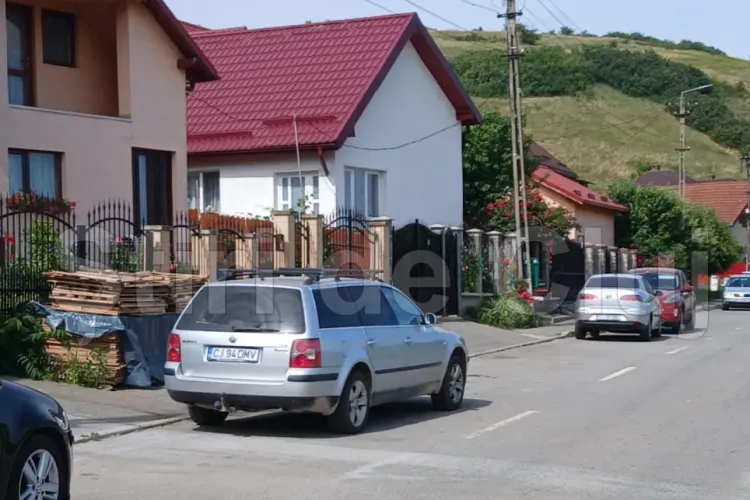 Șoferi tupeiști blochează o bandă de mers într-o localitate din Cluj. Reacția poliției locale e de zile mari: „Nu avem ce le face” FOTO