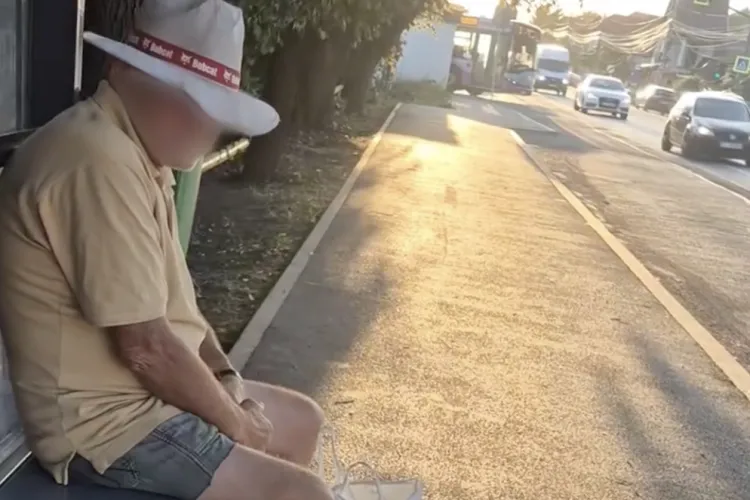 Imagini revoltătoare în Cluj: Un bărbat, filmat în plină zi în timp ce se autosatisface lângă o tânără într-o stație de autobuz VIDEO