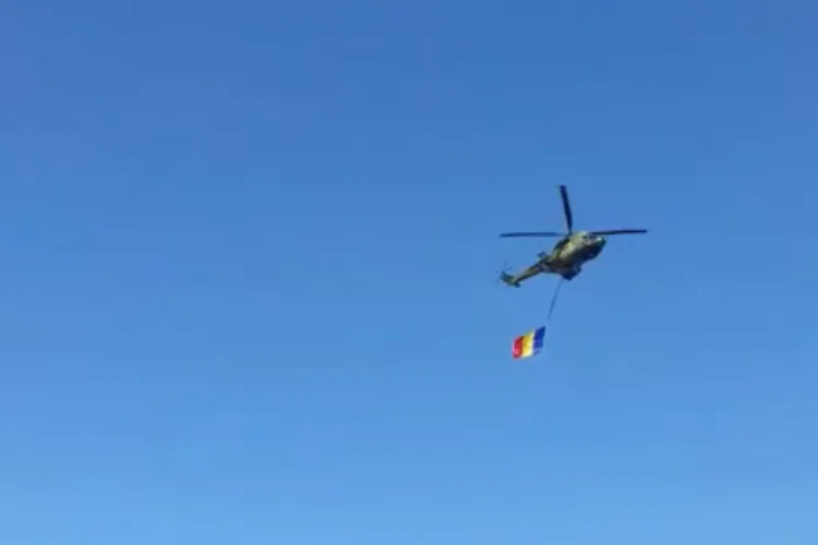 Imagini superbe cu tricolorul fluturând din elicopter deasupra Clujului. Mii de clujeni au admirat spectacolul de Ziua Drapelului Național VIDEO