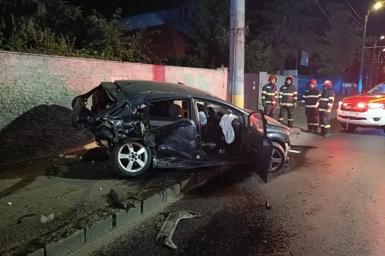 Accident pe Traian Vuia în Cluj-Napoca azi-noapte. O femeie și un tânăr de 25 de ani au fost transportanți de urgență la spital FOTO