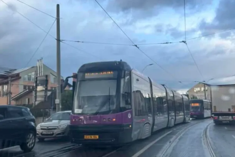 O clujeancă de 56 de ani, transportată la spital după ce a căzut într-un tramvai din Cluj. „Vatmanul a frânat și ea s-a dezechilibrat”