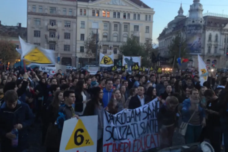 Studenții protestează la Cluj! Guvernul vrea să își bată joc de ei și să reducă fondul de burse cu 40%! Suma per student scade de la 75 la 45 euro/lună