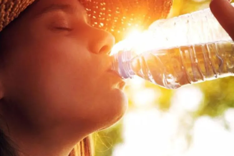 Câtă apă trebuie să bei pe timpul caniculei, conform experților britanici. Ai mare grijă atunci când corpul îți trimite următoarele semnale