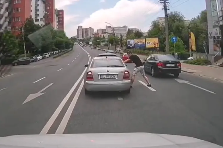 Bătaia din trafic de pe Observatorului din Cluj s-a lăsat cu sancțiuni: Șoferul de 25 de ani e acum pieton, iar pensionarul de 74, amendat și el - VIDEO