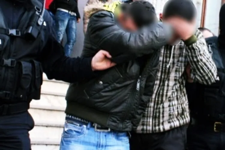 „Robotul” și puștiul din Huedin, spaima nopții! Au spart case, magazine și mașini pentru alcool și boxe 