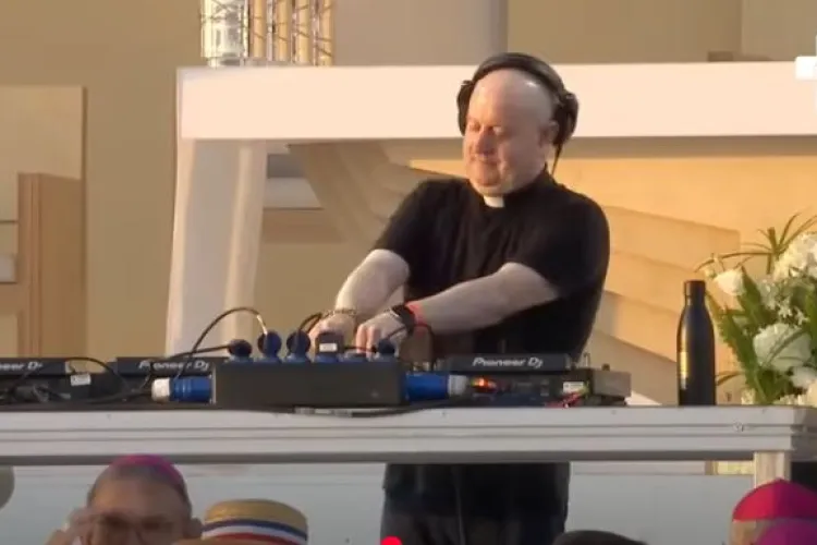 Moment SPECIAL la Cluj-Napoca. DJ Padre Guilherme, preot și artist internațional va concerta în Piața Cipariu. Intrarea este liberă