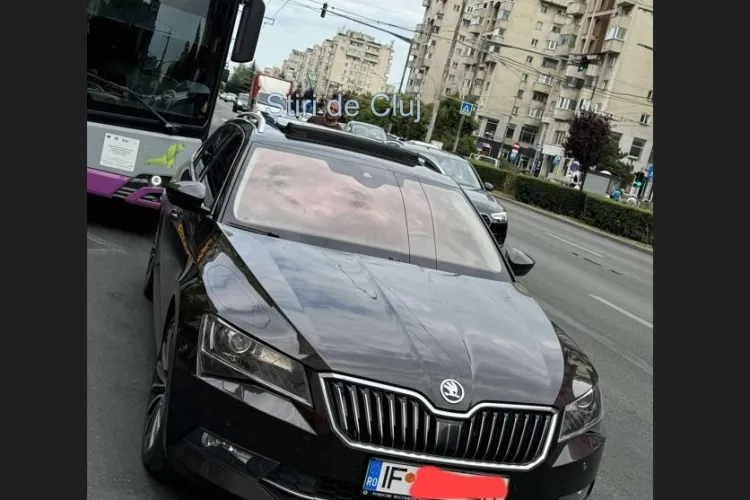 TUPEU MAXIM! Troleibuz cu zeci de clujeni, blocat de un șofer din Ilfov plecat la cumpărături: „Puteați face stația mai încolo” FOTO