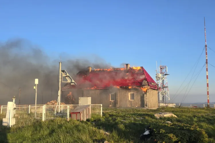 VIDEO Incendiu la stația meteo Vlădeasa. Pompierii sunt la fața locului, intervenția e în curs/Focul s-a extins din cauza vântului puternic