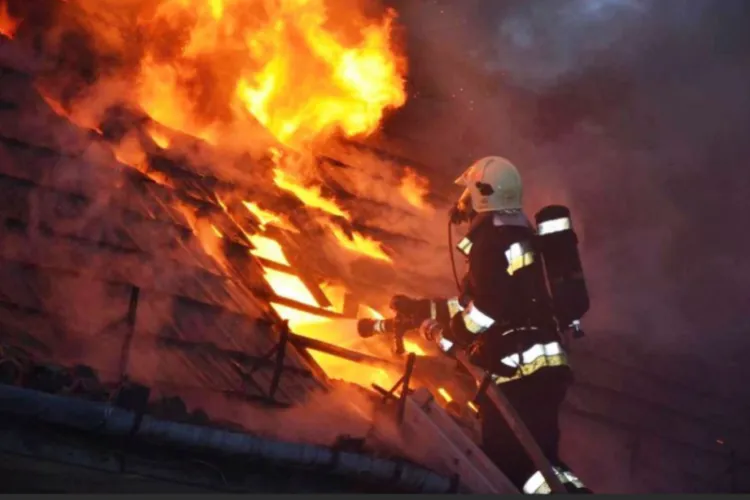 Tragedie! Un copil de 10 ani a decedat într-un incendiu devastator! Mama, în stare gravă la spital