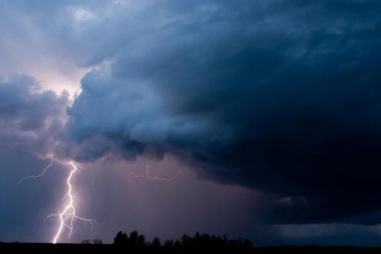Vine ruperea de nori în Cluj! Meteorologii au anunțat COD GALBEN de vijelii, grindină și vânt de peste 70 km/h