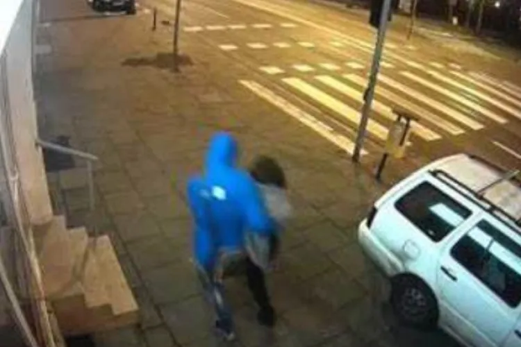 Familie din Cluj cu doi copii terorizată de un clujean: A bătut soțul, a spart pereții cu un ciocan, a smuls poarta cu totul: Oamenii sunt îngroziți!