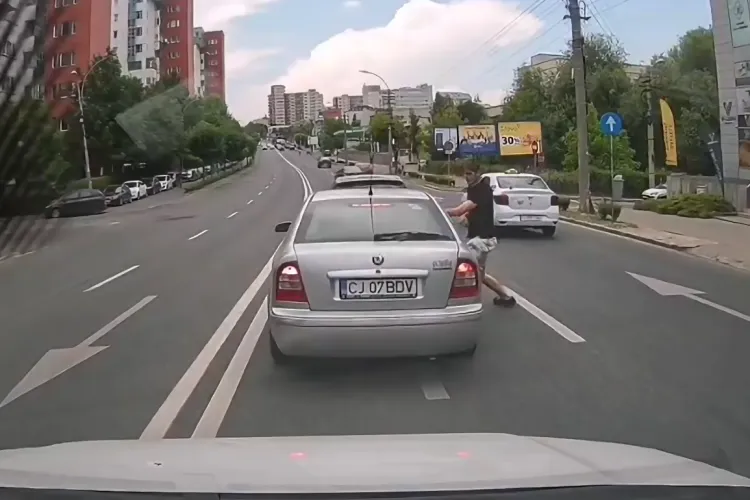 Bătaie în trafic pe strada Observatorului din Cluj: Un șofer a oprit în mijlocul drumului, s-a dat jos și a luat la pumni un clujean dintr-o mașină VIDEO