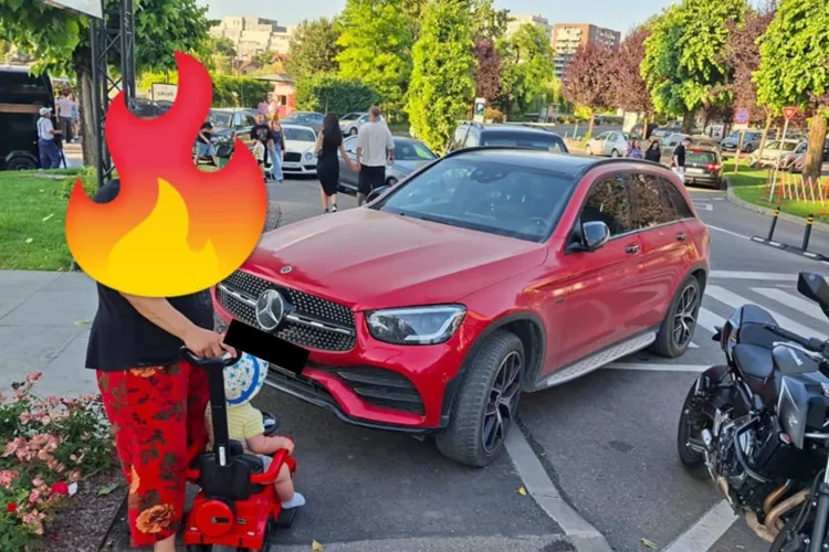 Trecerea de pietoni de la Iulius Mall Cluj s-a transformat în parcare personală: Un Mercedes luxos, lăsat fix pe trecere, a pus clujenii la încercare