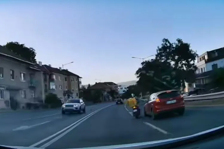 VIDEO Accident filmat LIVE pe Calea Turzii din Cluj-Napoca. Un livrator intră direct într-o mașină din fața lui, de parcă nu o vede
